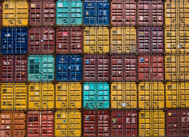 /10-free-courses-to-learn-docker-for-programmers-and-devops-engineers-7ff2781fd6e0 feature image