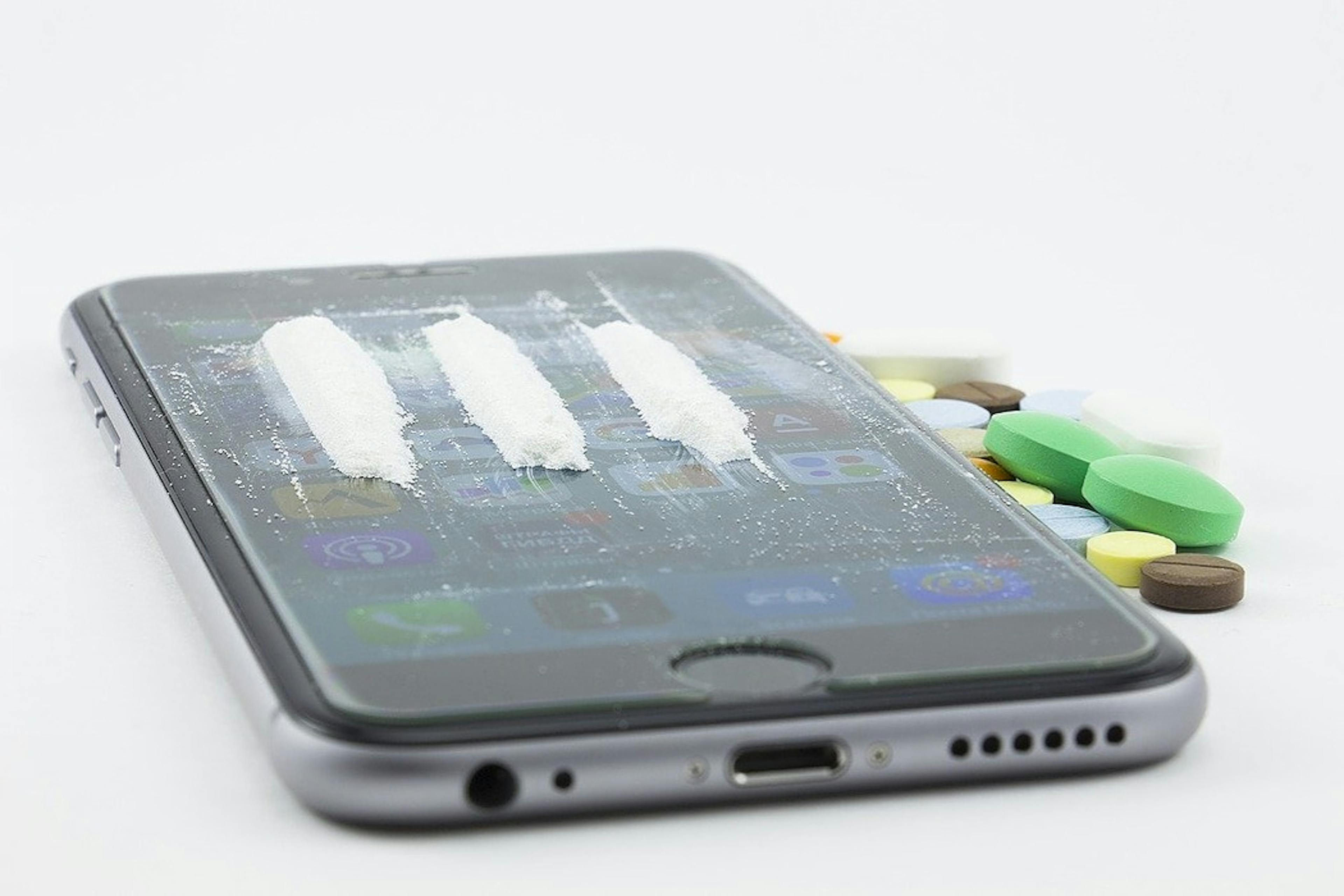 featured image - Research Shows That Smartphone Addiction Is As Dreadful As Drug Abuse