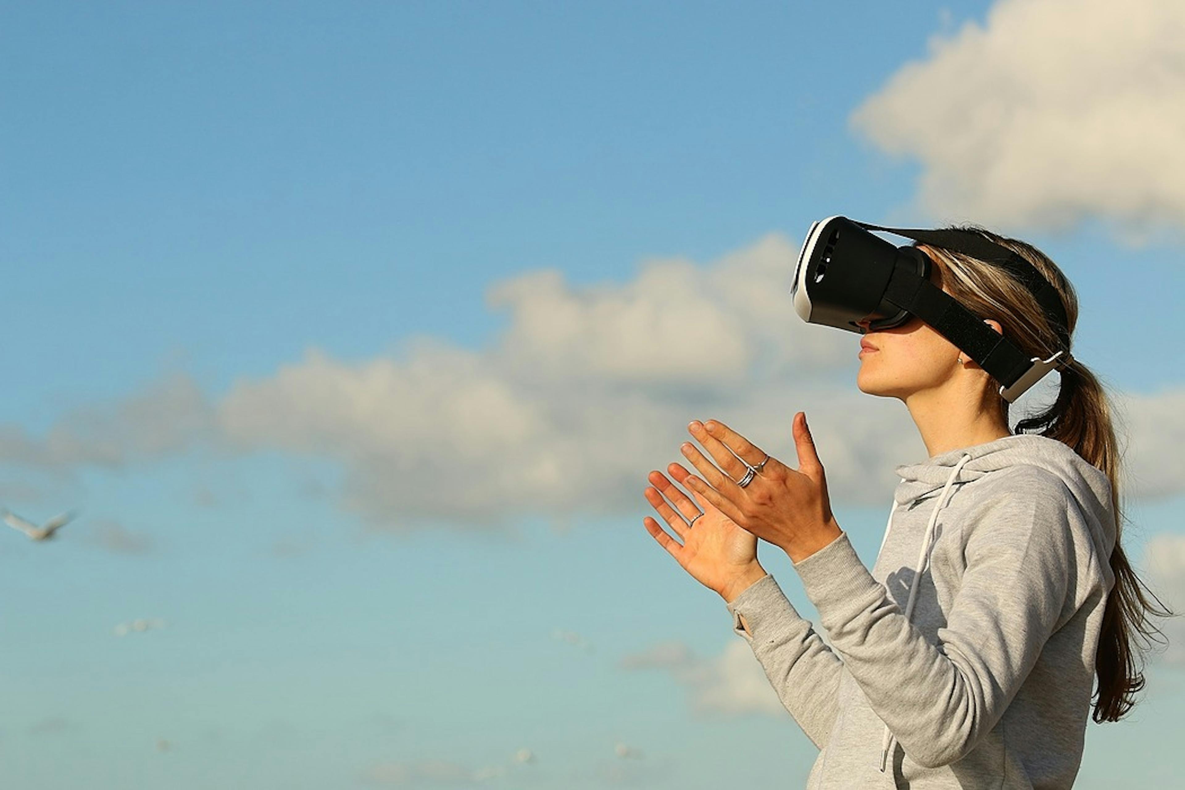 featured image - How Augmented and Virtual Reality Is About to Become a Norm Because of 5G