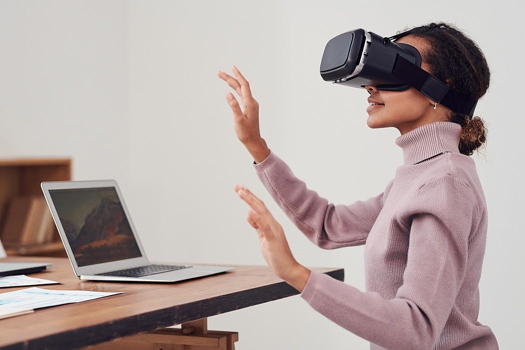 featured image - 5 Ways to Use VR for Business Success