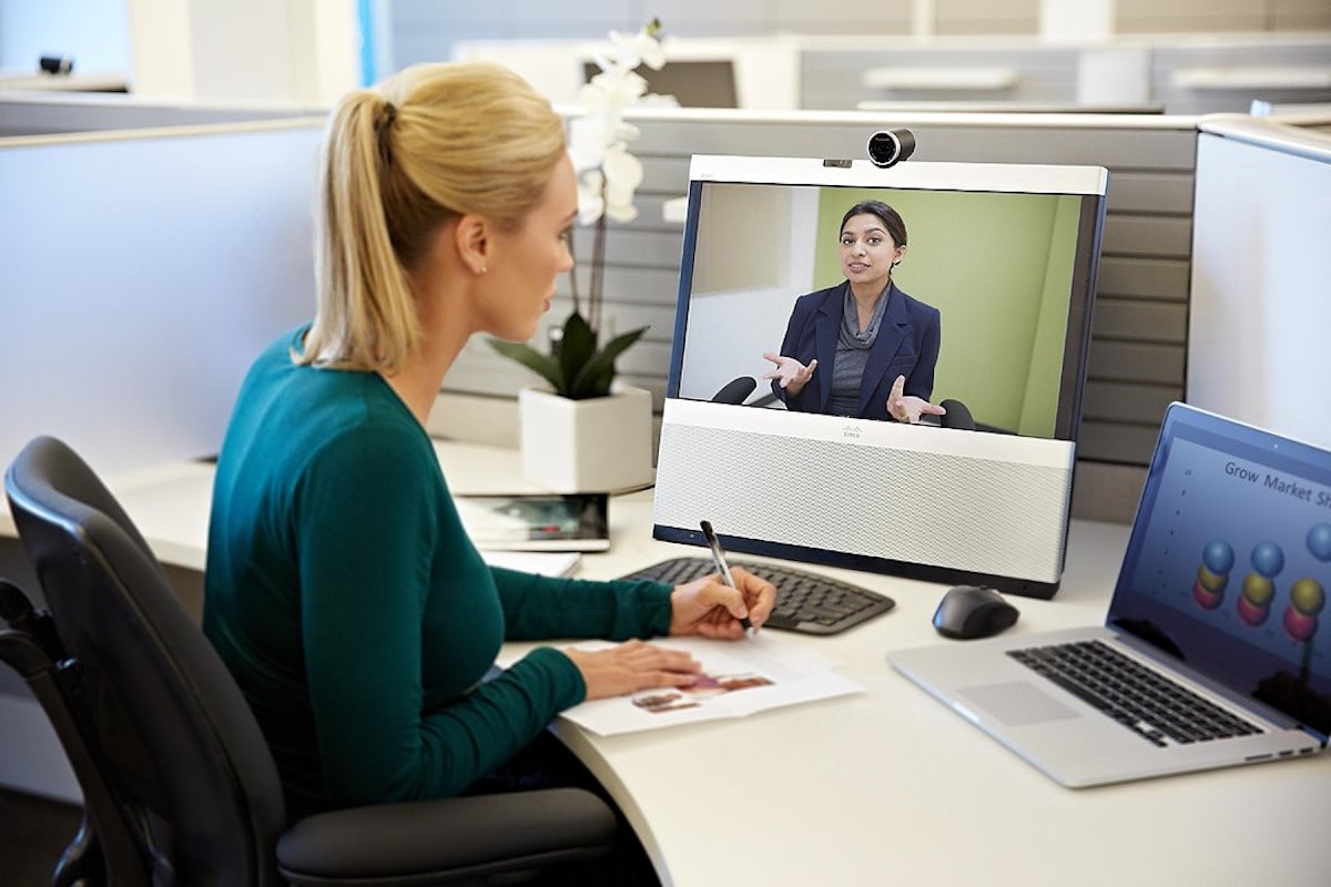 featured image - How to Behave during Video Calls: 9 Rules for Communicating with Colleagues