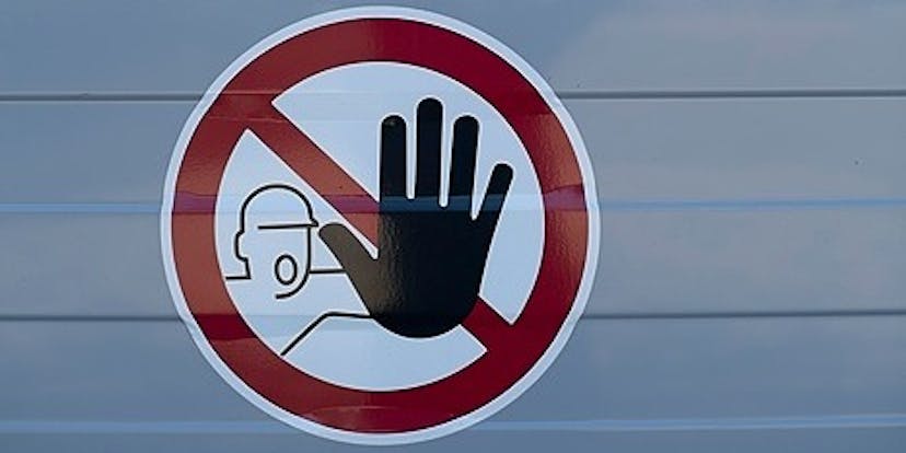 /6-software-engineering-outsourcing-risks-and-how-to-avoid-them-8q2g30fw feature image