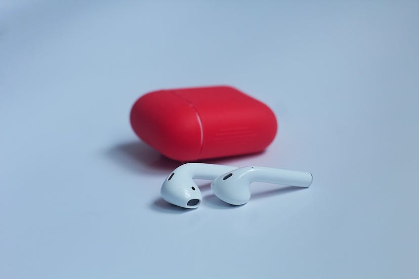 /can-we-connect-apple-airpods-to-android-dc2z326z feature image