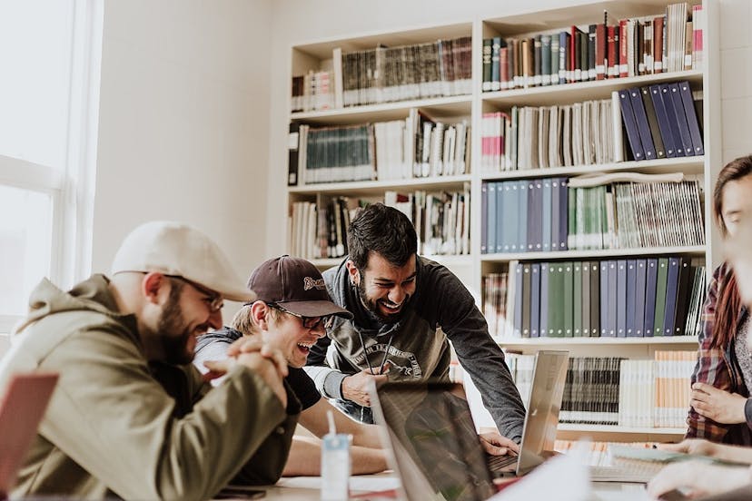 /7-reasons-why-graduates-should-work-for-a-startup-instead-of-a-corporate-job-6x3w3v0f feature image