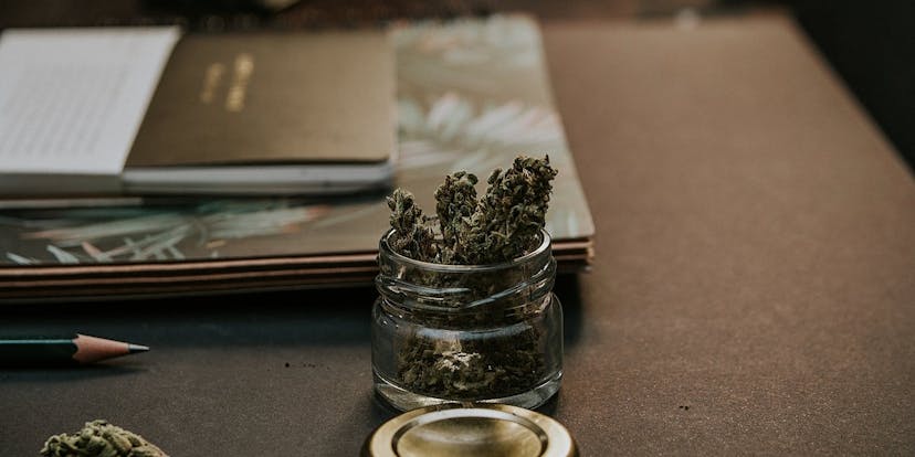 /e-commerce-redefining-cannabis-industry-online-shopping-takes-over-retail-8317y2zxw feature image