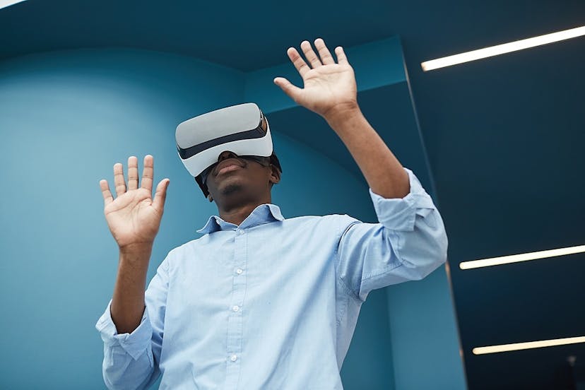 /tips-to-develop-a-lucrative-career-in-virtual-reality-industry-48813w9n feature image