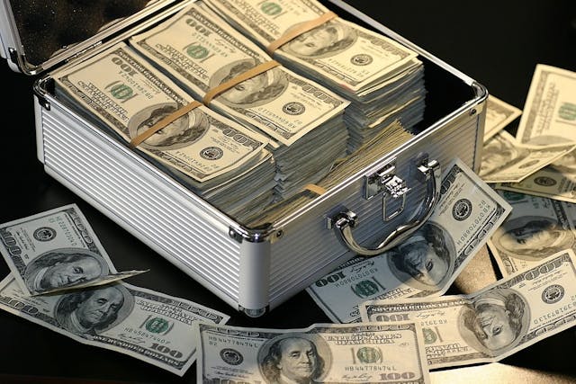 /startup-growth-without-the-bank-equity-and-revenue-based-financing-4x14e32g9 feature image