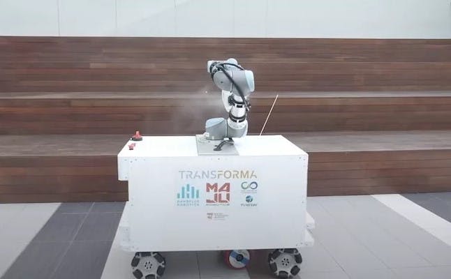 featured image - Fighting Coronavirus: Singapore Tests a Disinfection Robot That Capable of Cleaning Large Areas