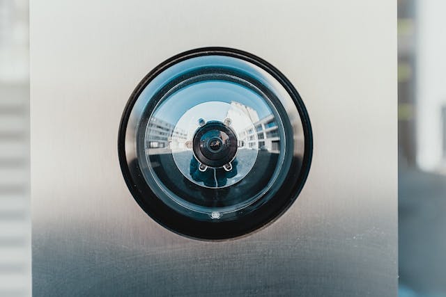 /7-simple-ways-of-making-your-smartphones-more-private-hh8o32zv feature image