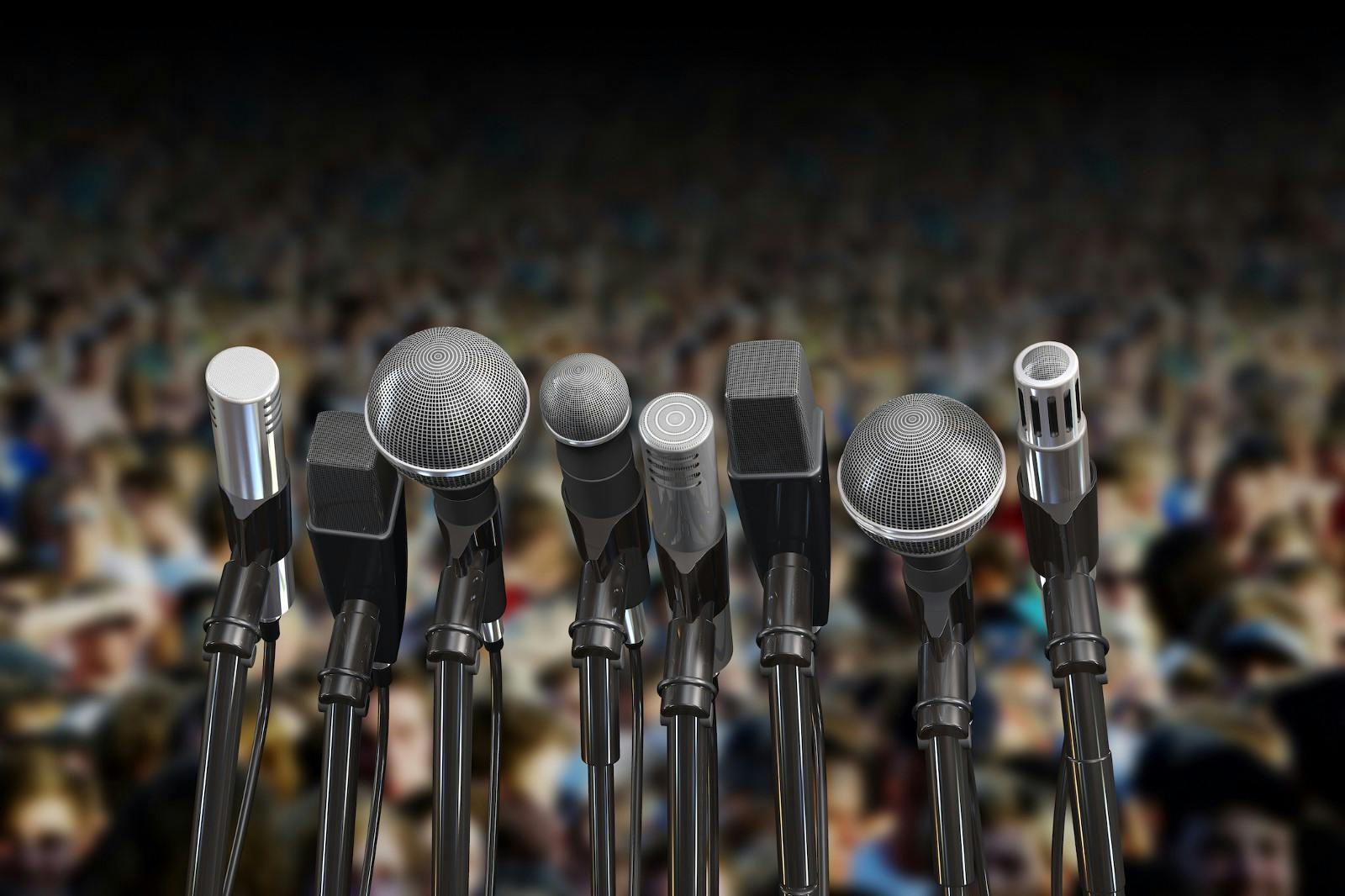 featured image - Speaking at conferences: A complete guide