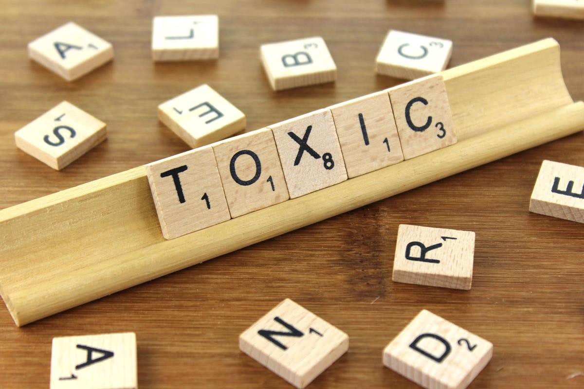 featured image - 10 Early Indicators of a Toxic Workplace