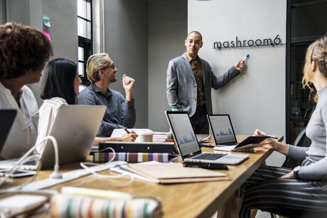 /7-tips-on-how-to-raise-your-first-round-of-funding-b998d31302fb feature image