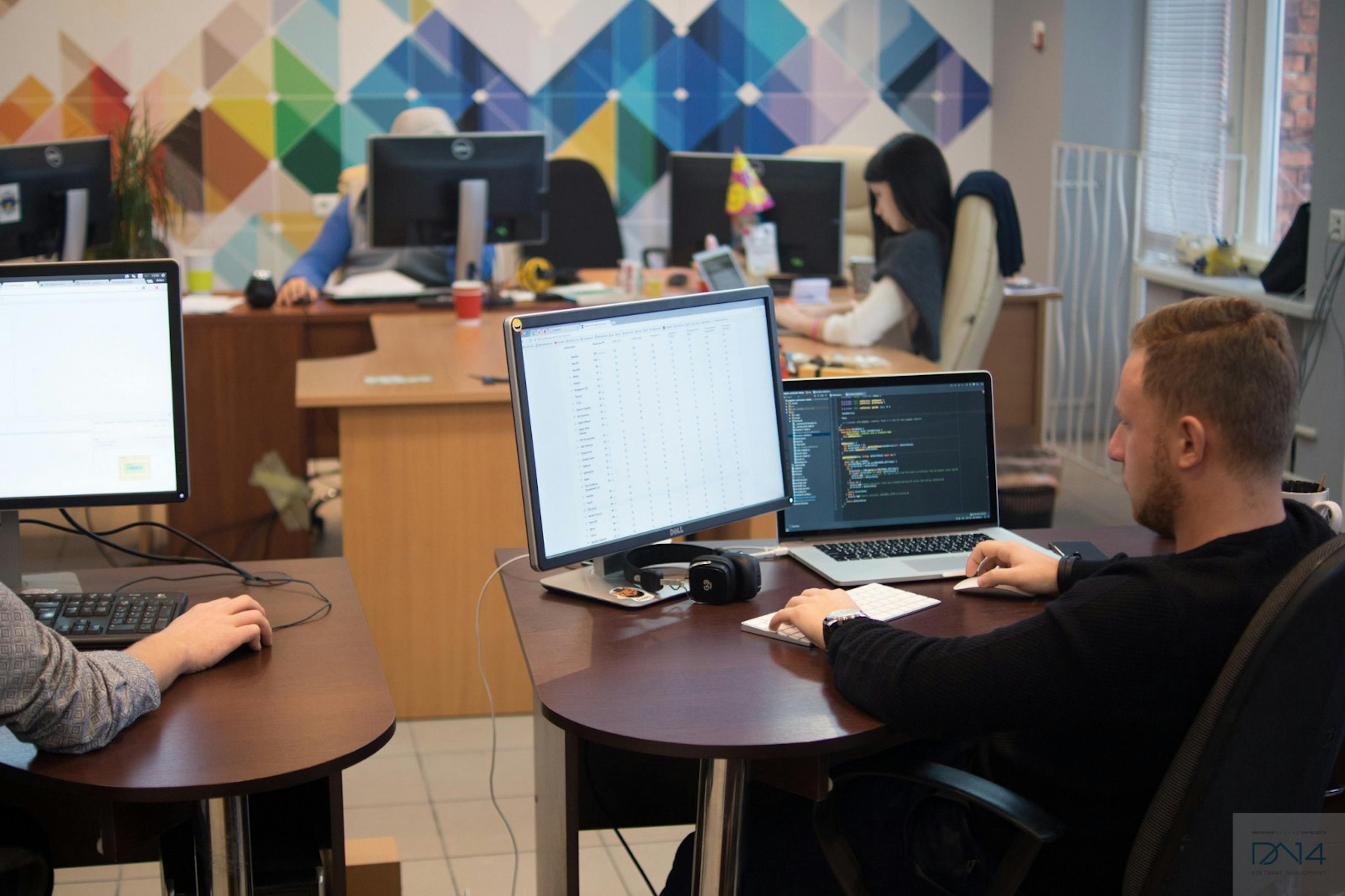 ReactJS vs Angular Comparison: Which is Better? | HackerNoon