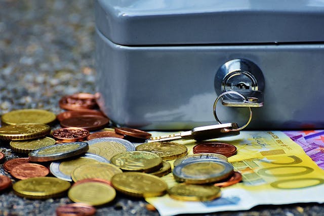 /5-reasons-to-invest-in-consumer-loans-bc5f4d040276 feature image