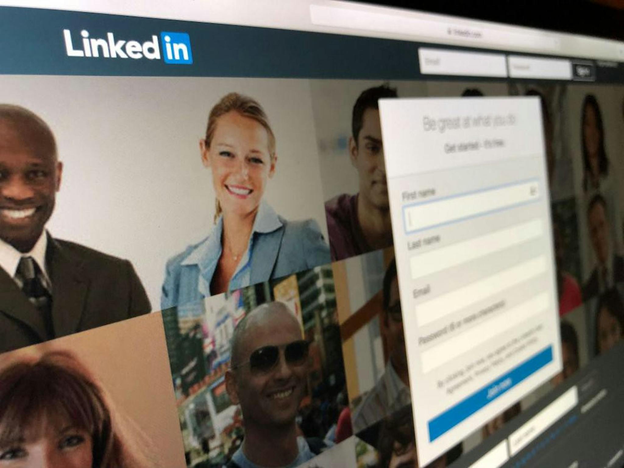 featured image - How Crypto Startups Are Fixing The LinkedIn-like Approach To User Data