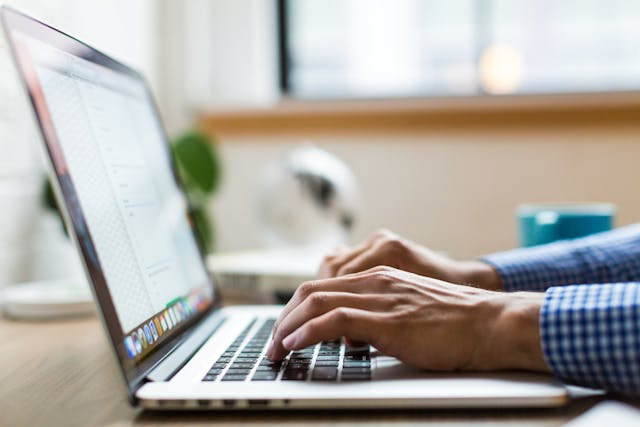/13-essential-tools-that-all-non-tech-founders-need-61f4d00a8382 feature image