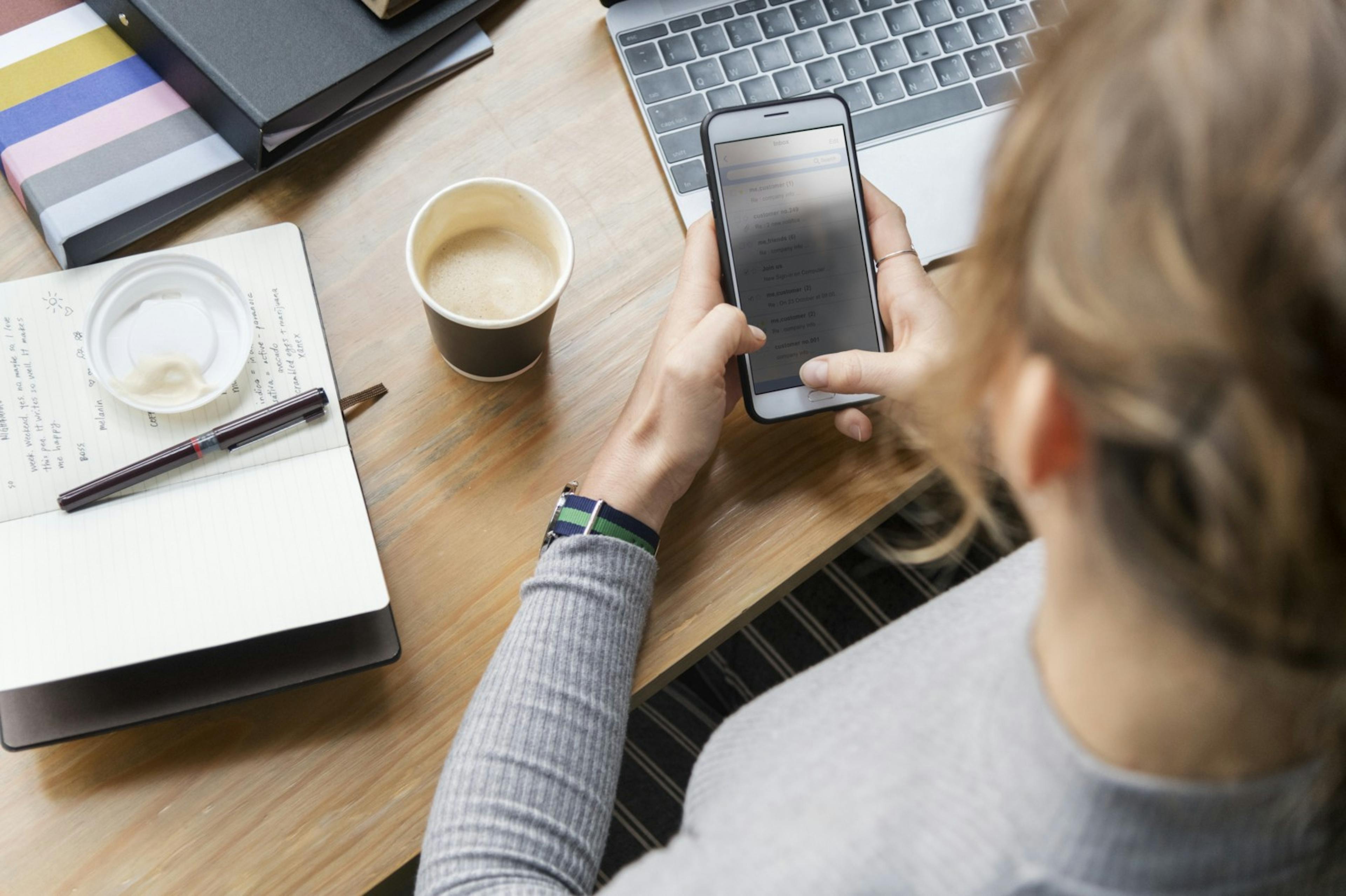 featured image - How To Build An Omnichannel Strategy For E-commerce