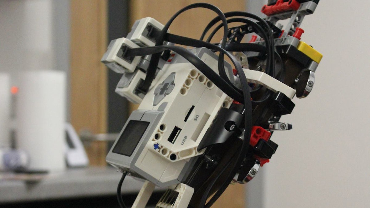 featured image - Create Lego Mindstorms Robots with Swift — Robotary Review