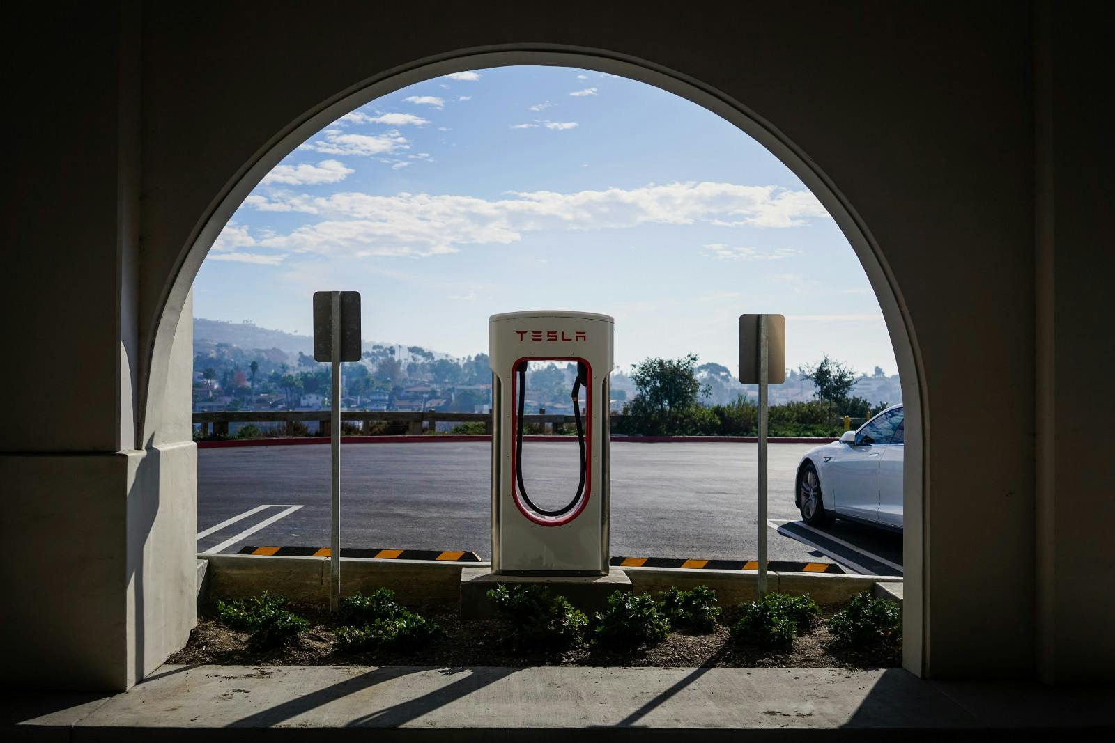 /how-elon-musk-creates-new-markets-faster-than-anyone-else-dfdad0a61e99 feature image