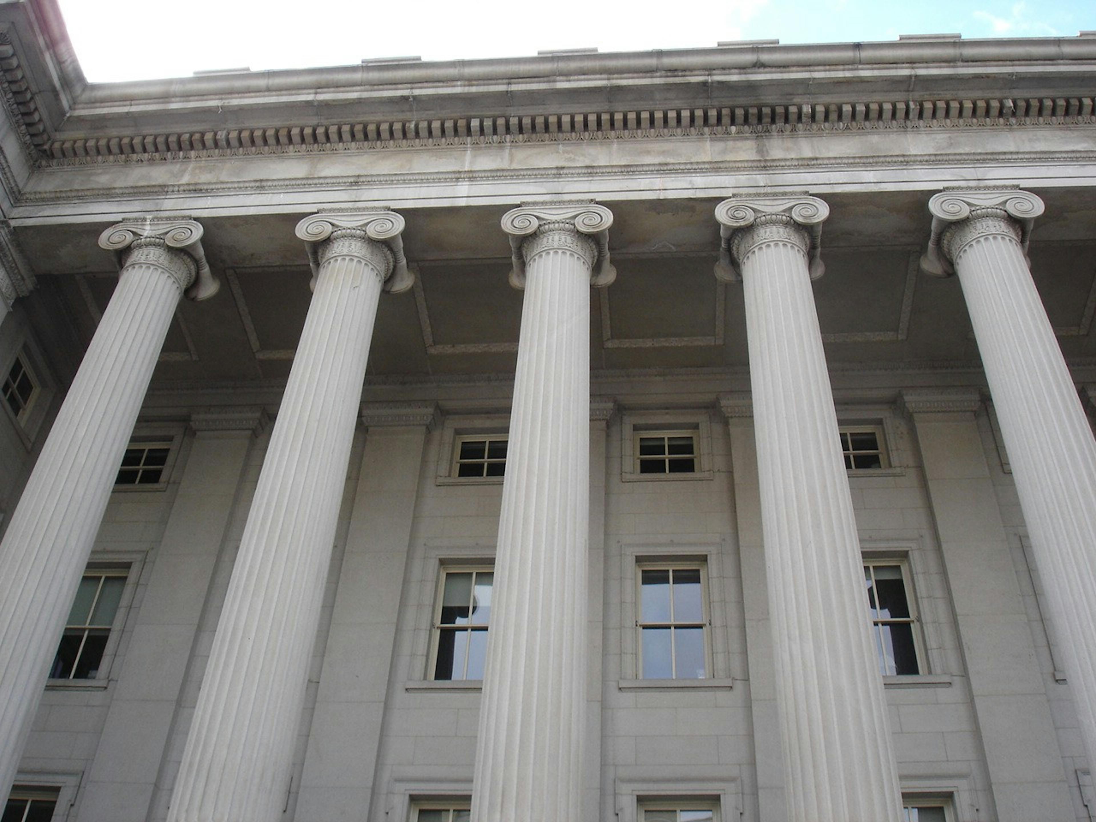 featured image - Canadian Report Calls for Balanced Approach to Blockchain and Cryptocurrency Regulation