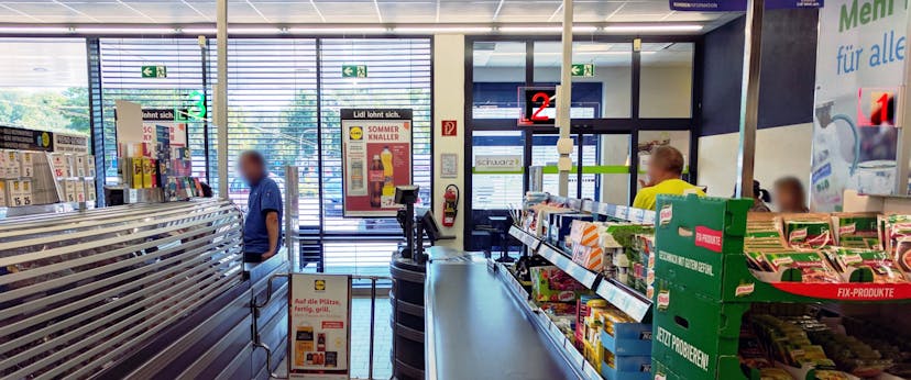 /interruption-free-service-migrations-how-you-can-learn-from-the-cashiers-at-your-local-supermarket-36c1fe72397b feature image