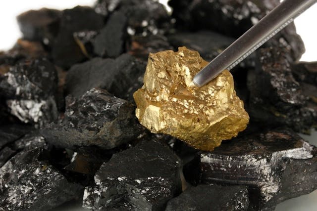 /blockchain-could-make-investing-in-commodities-simpler-cbe1c93f0882 feature image