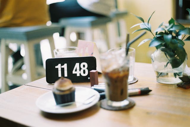 /a-quick-handbook-for-dates-in-javascript-7b71d0ef8e53 feature image