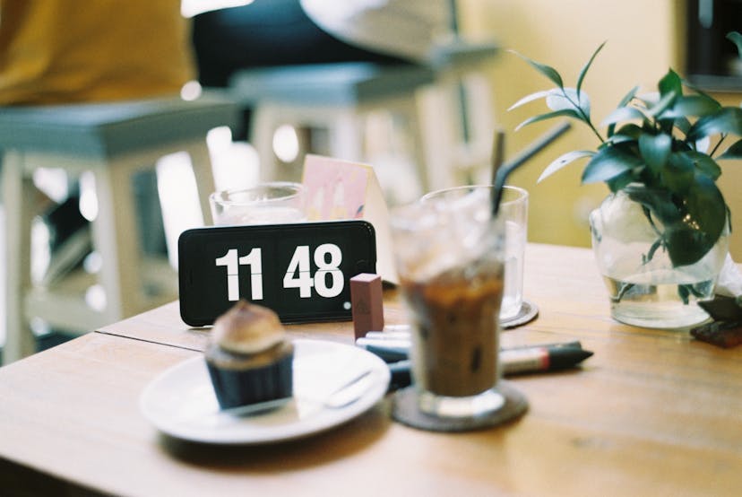 /a-quick-handbook-for-dates-in-javascript-7b71d0ef8e53 feature image