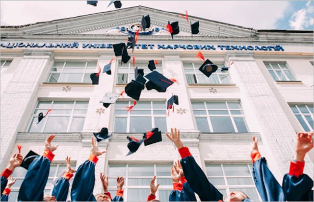 /7-universities-offering-online-blockchain-cryptocurrency-and-fintech-education-1cebb4798272 feature image