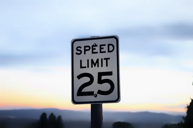 /how-fast-is-yes-in-go-1acc57b98815 feature image