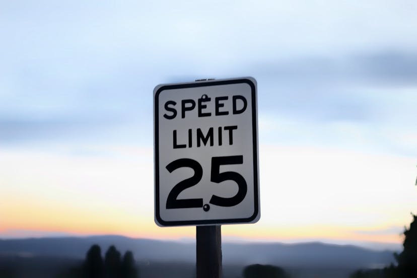/how-fast-is-yes-in-go-1acc57b98815 feature image