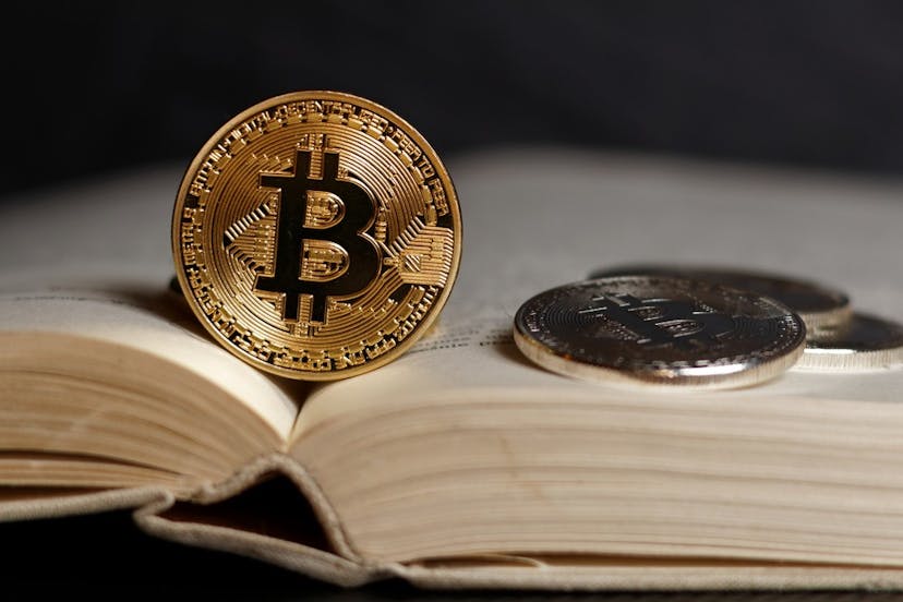 /will-blockchain-really-disrupt-the-self-publishing-industry-9c29bb9e89d9 feature image