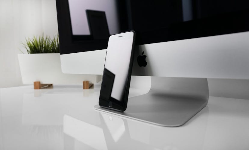 /9-mobile-app-development-trends-to-watch-in-2017-cb5bacc8c5f feature image