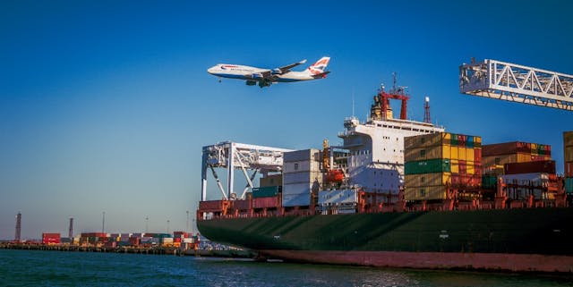/5-ways-tech-is-transforming-ecommerce-logistics-b641bd20eee2 feature image