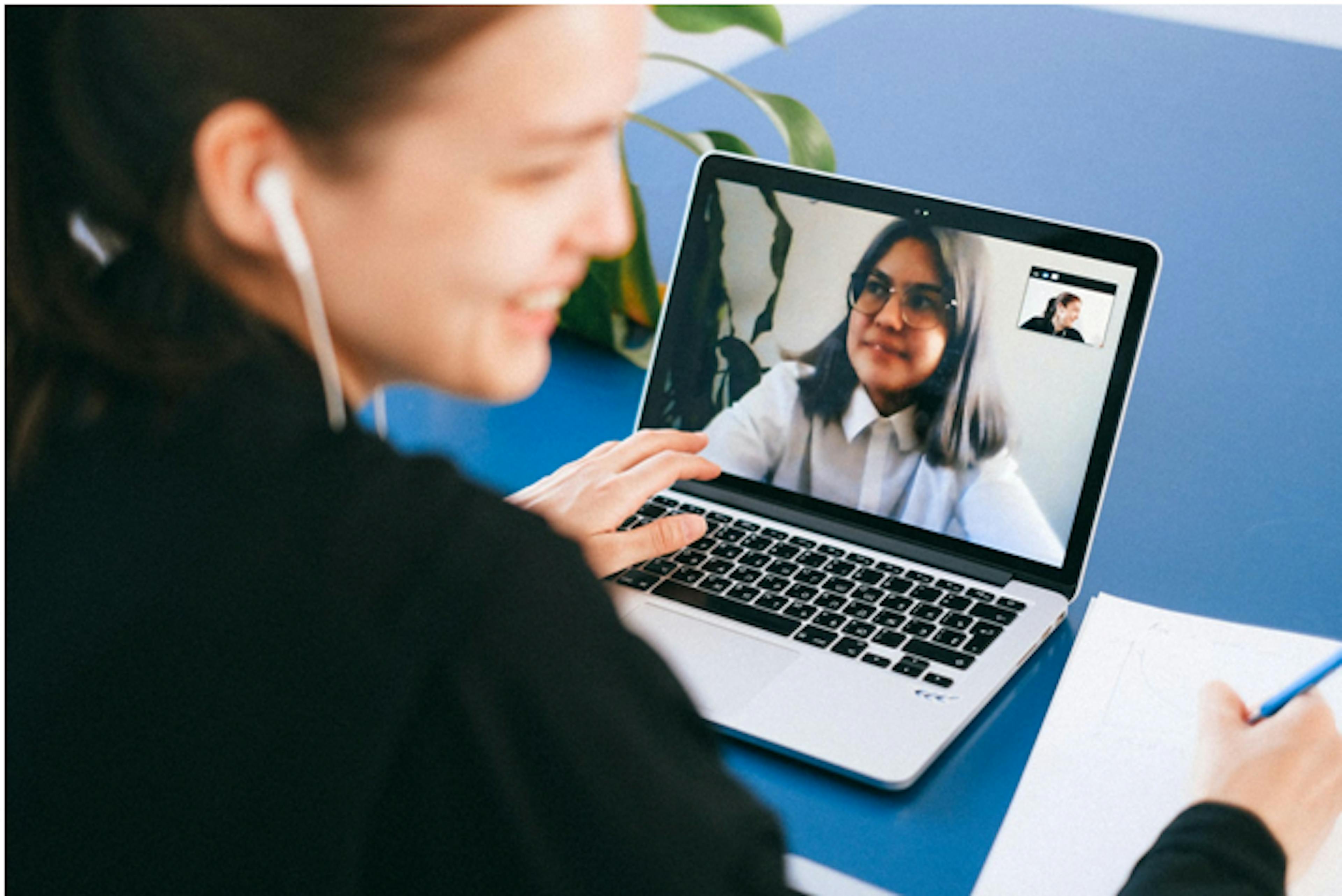 Customer Service : AI vs. Humans in Interactive Communications