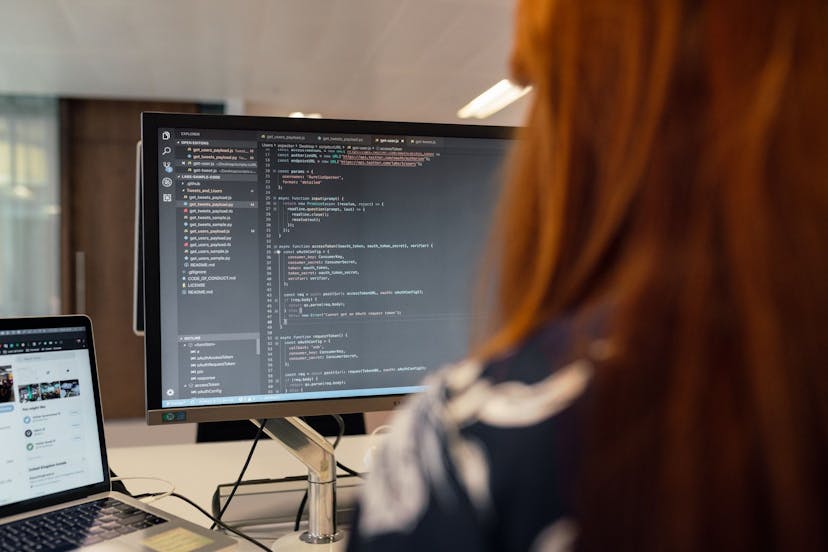 /8-best-python-ides-and-code-editors feature image