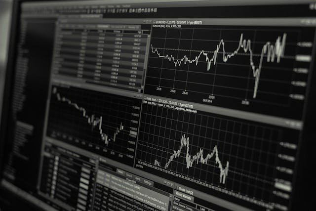 /battle-of-the-automatic-trade-signal-execution-architectures-3commas-alertatron-plurex feature image