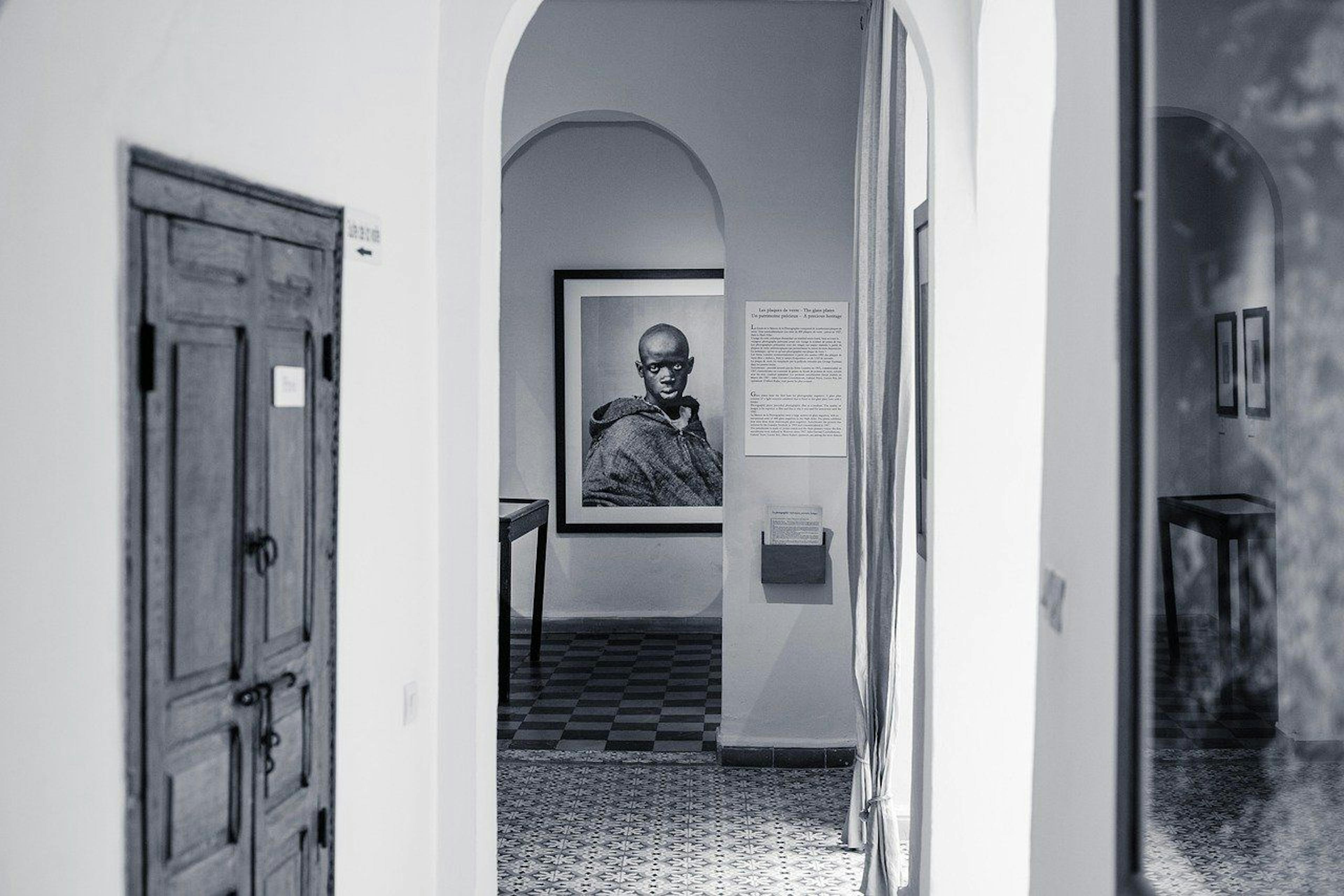 featured image - Researchers in UAE Create AI That Can Describe Images in Perfect Detail