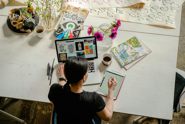 /how-to-earn-money-online-as-a-designer-50r323q feature image