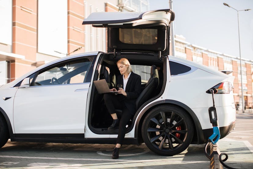 /a-day-in-the-life-of-tomorrow-cars-that-work-while-you-play-robots-that-cook-your-dinner feature image