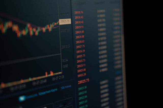 /binance-vs-coinbase-pro-vs-cryptocom-which-one-is-the-one-for-you-ijcn3259 feature image