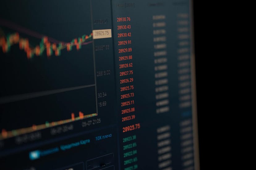 /binance-vs-coinbase-pro-vs-cryptocom-which-one-is-the-one-for-you-ijcn3259 feature image