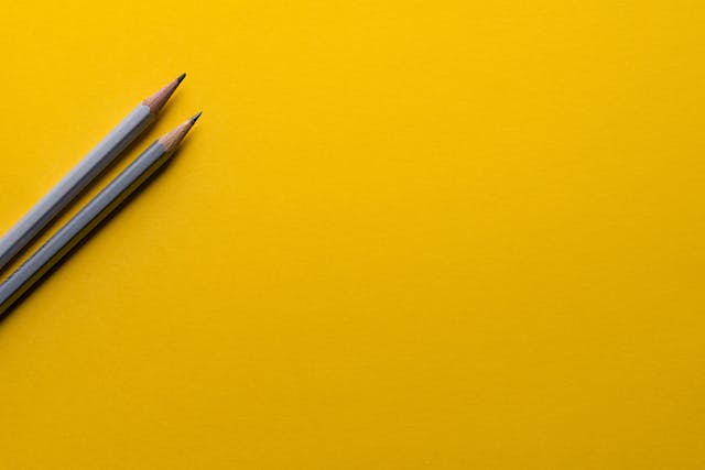 /graphic-designer-tips-how-to-communicate-with-your-clients-ll3g3163 feature image