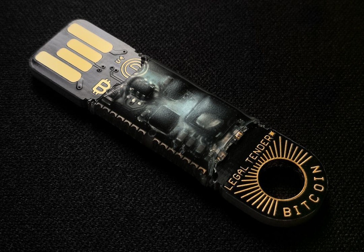 featured image - Cómo crear una billetera criptográfica de almacenamiento en frío con una memoria USB