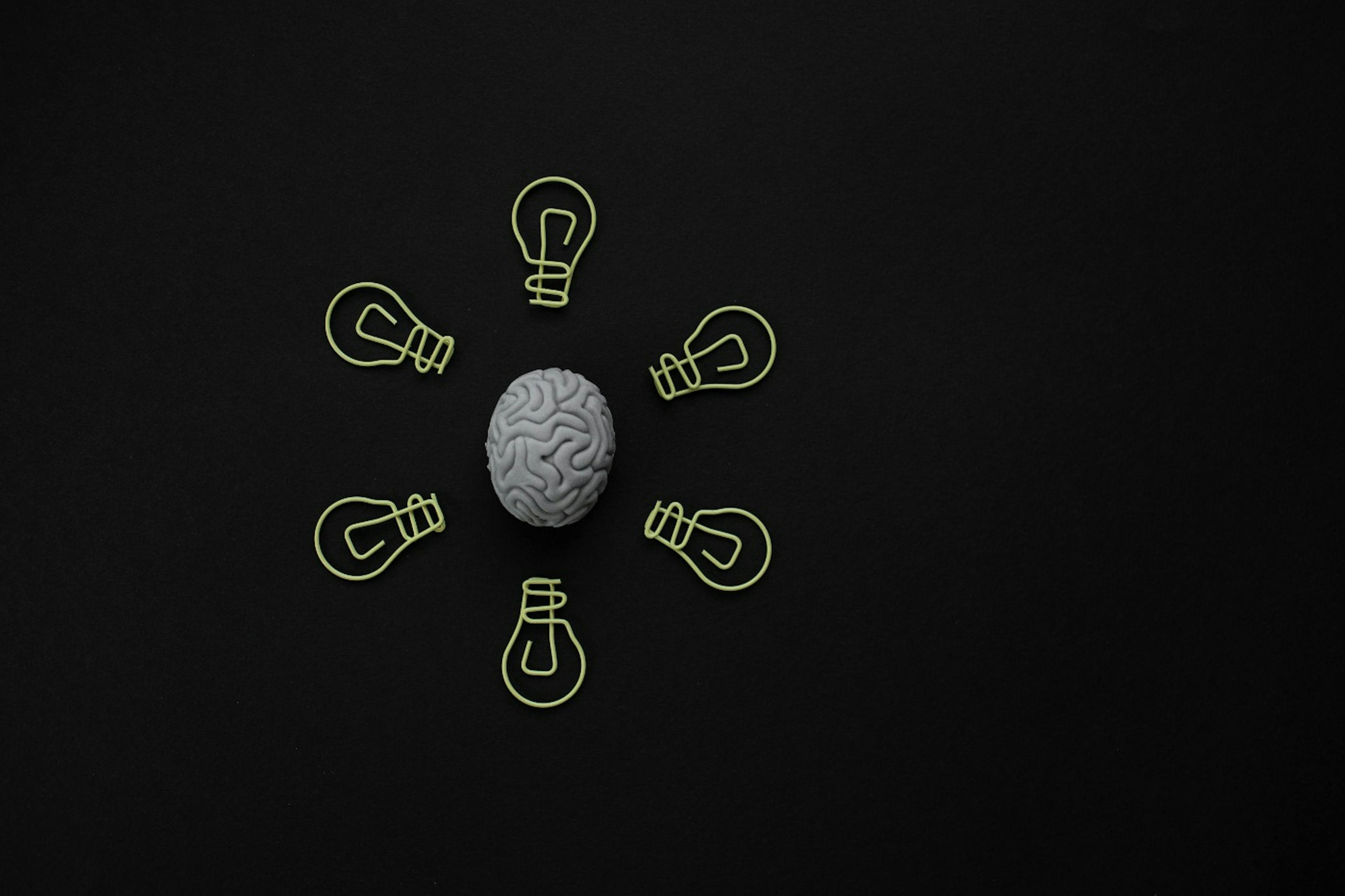 Mindset. A brain surrounded by lighting bulbs.