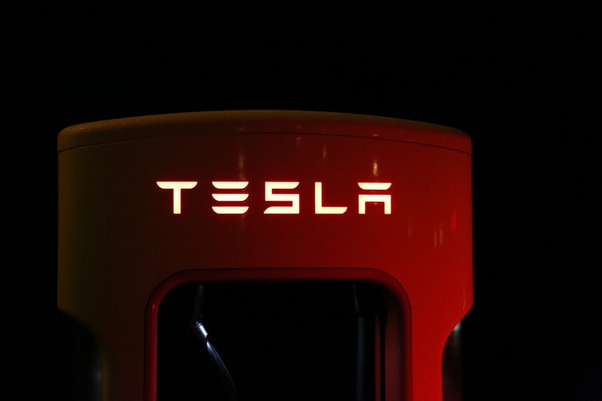 featured image - O Optimus Humanoid da Tesla e o futuro da IA senciente