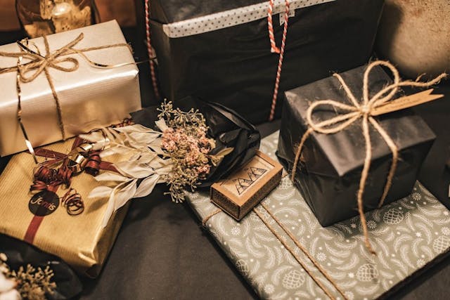 /how-technology-is-transforming-the-gift-giving-experience feature image