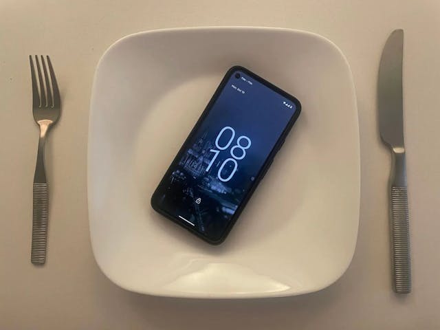 /cut-out-the-fat-of-your-device-why-you-should-adopt-intermittent-phone-fasting feature image