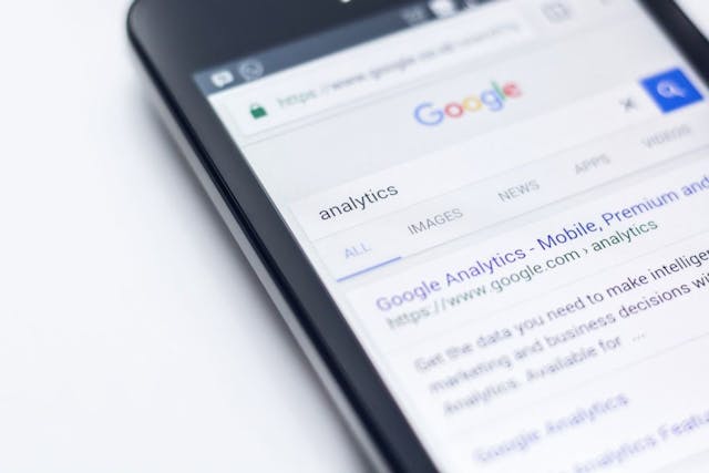 /differences-in-top-search-results-between-google-and-alternative-search-engines feature image