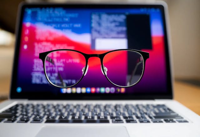 /what-hackers-can-learn-by-watching-your-screen-reflections feature image